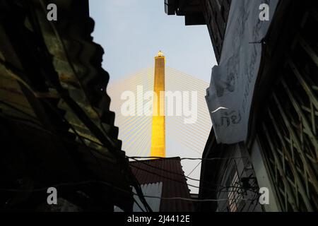 Bangkok, Thailand. 08. April 2022. Rama VIII Bridge, von der Gemeinde neben der Brücke aus gesehen (Foto: Adirach Toumlamoon/Pacific Press) Quelle: Pacific Press Media Production Corp./Alamy Live News Stockfoto