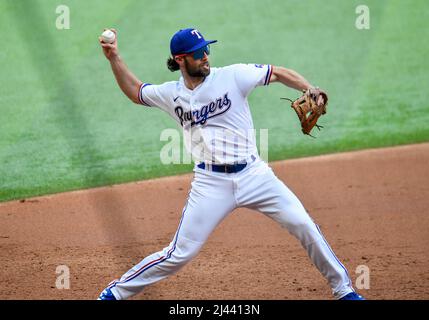 April 11, 2022: Der dritte Baseman der Texas Rangers Brad Miller #13 spielt zur ersten Basis, um im Rahmen eines Eröffnungstages-MLB-Spiels zwischen den Colorado Rockies und den Texas Rangers im Globe Life Field in Arlington, TX, Texas 6-4 zu besiegen, Albert Pena/CSM Stockfoto