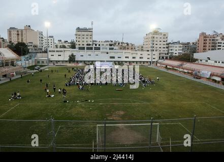 Gaza, Palästina. 11. April 2022. (INT) Arabischer Tag für die Frau, der mit einem Frühstück in Gaza gefeiert wird. 11. April 2022, Gaza, Palästina: Palästinenser versammeln sich während einer lustigen Frühstücksparty in Gaza, Palästina, um am Montag (11) den "Arabischen Tag des Verwaisten" während des heiligen Monats Ramadan zu begehen (Bildquelle: © Yousef Masoud/TheNEWS2 via ZUMA Press Wire) Stockfoto