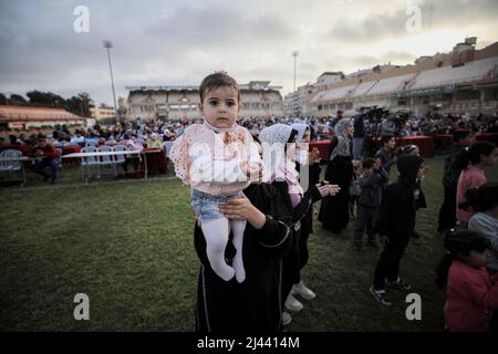 Gaza, Palästina. 11. April 2022. (INT) Arabischer Tag für die Frau, der mit einem Frühstück in Gaza gefeiert wird. 11. April 2022, Gaza, Palästina: Palästinenser versammeln sich während einer lustigen Frühstücksparty in Gaza, Palästina, um am Montag (11) den "Arabischen Tag des Verwaisten" während des heiligen Monats Ramadan zu begehen (Bildquelle: © Yousef Masoud/TheNEWS2 via ZUMA Press Wire) Stockfoto