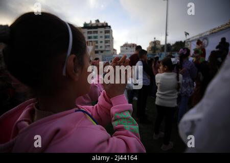 Gaza, Palästina. 11. April 2022. (INT) Arabischer Tag für die Frau, der mit einem Frühstück in Gaza gefeiert wird. 11. April 2022, Gaza, Palästina: Palästinenser versammeln sich während einer lustigen Frühstücksparty in Gaza, Palästina, um am Montag (11) den "Arabischen Tag des Verwaisten" während des heiligen Monats Ramadan zu begehen (Bildquelle: © Yousef Masoud/TheNEWS2 via ZUMA Press Wire) Stockfoto