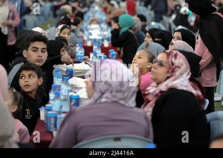 Gaza, Palästina. 11. April 2022. (INT) Arabischer Tag für die Frau, der mit einem Frühstück in Gaza gefeiert wird. 11. April 2022, Gaza, Palästina: Palästinenser versammeln sich während einer lustigen Frühstücksparty in Gaza, Palästina, um am Montag (11) den "Arabischen Tag des Verwaisten" während des heiligen Monats Ramadan zu begehen (Bildquelle: © Yousef Masoud/TheNEWS2 via ZUMA Press Wire) Stockfoto