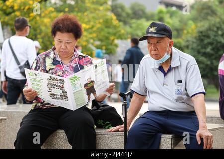 Bangkok, Thailand. 8. April 2022. Bangkok Gouverneurskandidat Chatchart Sitthiphan, Nummer 8, an der Rama VIII-Brücke auf der Thonburi-Seite geworben, Er hat den Spitznamen, den die Menschen ihm gegeben haben. Der stärkste Mann der Welt. Die eine Wahl am 22. Mai 2022 haben wird, nachdem der vorherige Gouverneur von der Militärjunta nach der letzten Wahl ernannt wurde, war vor 9 Jahren im Jahr 2013 für 9 Jahre. (Bild: © Adirach Toumlamoon/Pacific Press via ZUMA Press Wire) Stockfoto