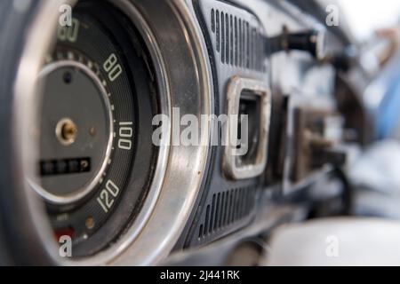 Details eines Tachometers eines alten Oldtimers, der repariert wird. Stockfoto
