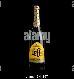 Tallinn, Estland - März 2022: Flasche belgisches Leffe blondes Bier auf schwarzem Hintergrund isoliert Stockfoto