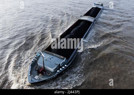 Köln, Deutschland. 11. April 2022. Ein mit Steinkohle beladenes Frachtschiff segelt auf dem Rhein. Angetrieben durch die hohen Energiepreise stieg die Inflation in Deutschland im März erstmals seit der Wiedervereinigung 1990 über die Marke von sieben Prozent. Nach vorläufigen Angaben des Statistischen Bundesamtes lagen die Verbraucherpreise um 7,3 Prozent über dem Vorjahresmonat. Details will die Wiesbadener Behörde am 12. April bekannt geben. Quelle: Rolf Vennenbernd/dpa/Alamy Live News Stockfoto