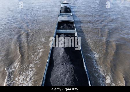 Köln, Deutschland. 11. April 2022. Ein mit Steinkohle beladenes Frachtschiff segelt auf dem Rhein. Angetrieben durch die hohen Energiepreise stieg die Inflation in Deutschland im März erstmals seit der Wiedervereinigung 1990 über die Marke von sieben Prozent. Nach vorläufigen Angaben des Statistischen Bundesamtes lagen die Verbraucherpreise um 7,3 Prozent über dem Vorjahresmonat. Details will die Wiesbadener Behörde am 12. April bekannt geben. Quelle: Rolf Vennenbernd/dpa/Alamy Live News Stockfoto