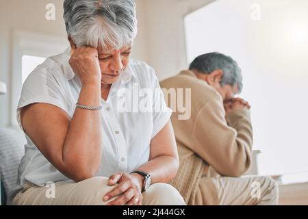 All diese Jahre und hatten immer noch große Argumente. Aufnahme eines älteren Paares, das sich während eines Streits zu Hause ignoriert. Stockfoto