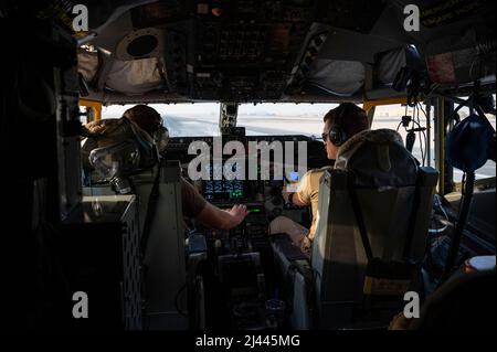 US Air Force Maj. Thomas Evans, links, und 1. LT. Kyle Blanchette, KC-135 Stratotanker-Piloten, die 340. Expeditionary Air Betankungsgeschwader zugewiesen wurden, starten vom Al Udeid Air Base, Katar, 6. April 2022. Die 340. EARS, die bei der Neunten Luftwaffe (Air Forces Central) eingesetzt werden, sind für die Kraftstoffversorgung der US- und Partnerstreitkräfte verantwortlich und ermöglichen so Luftkraft, Abschreckung und Stabilität. (USA Air Force Foto von Tech. Sgt. Christopher Ruano) Stockfoto