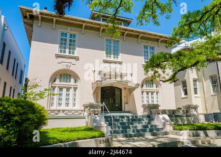 NEW ORLEANS, LA, USA - 8. APRIL 2022: Historisches Haus in 5345 St. Charles Avenue Stockfoto