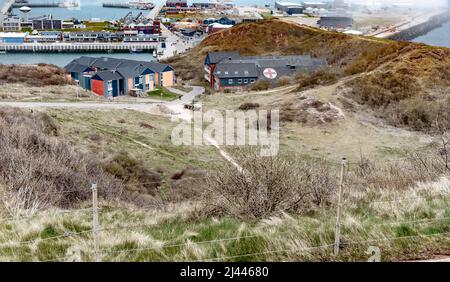 Helgoland, Deutschland. 26. März 2022. Die ehemalige markante Südspitze von Helgoland, ein Anflugpunkt für alle Schiffe, verschwand 1947 durch den 'Big Bäng' vollständig, und seither klafft an ihrer Stelle ein tiefer Krater. ( Zu dpa-Korr '6700 Tonnen Munitionsexplosion auf Helgoland - 75 Jahre 'Urknall'' am 12.04.2022) Quelle: Markus Scholz/dpa/Alamy Live News Stockfoto