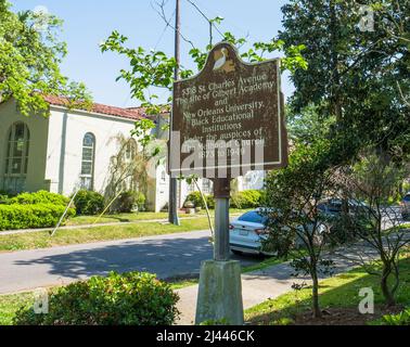 NEW ORLEANS, LA, USA - 8. APRIL 2022: Historischer Meilenstein für die Gilbert Academy, eine Vorbereitungsschule für junge verwaiste schwarze Studenten von 1873 bis 1949 Stockfoto