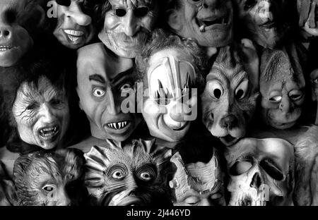 Ausstellung von Halloween-Masken im Schaufenster auf dem Hollywood Blvd, 1977 Stockfoto