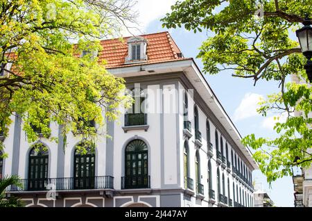 Fassade des Panamakanalmuseums in der Altstadt von Panama City Stockfoto