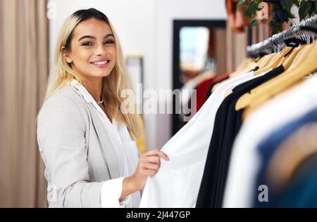 Mode verblasst Stil ist ewig. Aufnahme einer jungen Frau, die in einer Bekleidungsboutique einkauft. Stockfoto