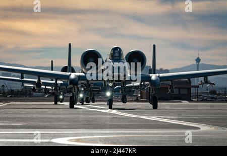 Drei A-10 Thunderbolt IIS, zugewiesen zum 23. Flügel, Moody Air Force Base, Georgia, Taxi für Red Flag-Nellis 22-1 Mission auf Nellis Air Force Base, Nevada, 28. Januar 2022. Red Flag bietet ein realistisches Kampftraining, das Leben rettet und gleichzeitig die Kampfwirkung erhöht. (USA Luftwaffe Foto von William R. Lewis) Stockfoto