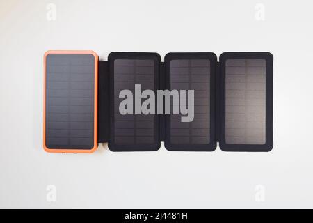 Tragbarer Akku mit Solarpanel. Stockfoto