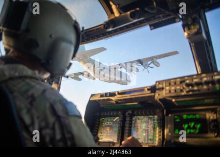 Christopher Rimsnider, ein MV-22 Pilot, der dem Marine Aviation Weapons and Tactics Squadron One (MAWTS-1) zugewiesen wurde, steigt nach einem Luft-Luft-Auftanken aus einem KC-130J Herkules während des Waffen- und Taktiken Instructor Course (WTI) 2-22, nahe Dugway, Utah, am 6. April 2022 auf. WTI ist eine siebenwöchige Schulungsveranstaltung, die von MAWTS-1 veranstaltet wird und standardisierte fortgeschrittene taktische Schulungen und Zertifizierungen von Instruktorenqualifikationen bietet, um die Ausbildung und Bereitschaft der Meeresluftfahrt zu unterstützen, und hilft bei der Entwicklung und dem Einsatz von Flugwaffen und -Taktiken. (USA Marine Corps Foto von Lance CPL. Symi Stockfoto