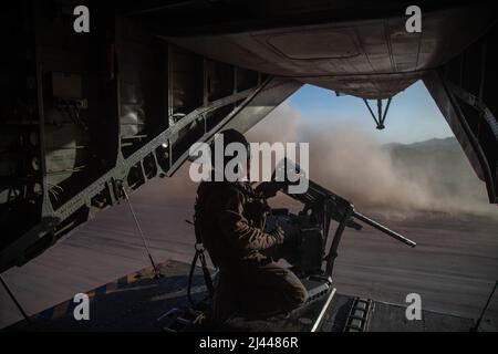 U.S. Marine Corps Sgt. Gage Bellamy, ein Ch-53-Besatzungsleiter aus Eustis, Nebraska, der dem Marine Aviation Weapons and Tactics Squadron One (MAWTS-1) zugewiesen wurde, bereitet sich auf die Landung an Bord eines CH-53E Super Hengst während des Weapons and Tactics Instructor (WTI) Course 2-22 auf dem Trainingsgelände 67 in der Nähe von Wellton, Arizona, am 6. April 2022 vor. WTI ist eine siebenwöchige Schulungsveranstaltung, die von MAWTS-1 veranstaltet wird und standardisierte fortgeschrittene taktische Schulungen und Zertifizierungen von Instruktorenqualifikationen bietet, um die Ausbildung und Bereitschaft der Meeresluftfahrt zu unterstützen, und hilft bei der Entwicklung und dem Einsatz von Flugwaffen und tac Stockfoto