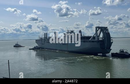 (220411-N-AC165-0001) Norfolk, VA. (April 11, 2022) das militärische Sealift Command charterte im März den Schlepper Signet Warhorse I, um das große, mittelschnelle Roll-on/Roll-off (LSMR)-Schiff USNS Shughart (T-AKR 295) vom Newport News Marine Terminal zur Reserve-Flotte der Maritime Administration in Beaumont, Texas, zu schleppen, wo das Schiff dauerhaft der Ready Reserve Force (RRF) von MARAD beitreten wird. Stockfoto