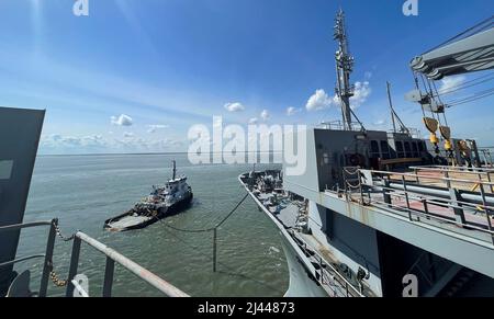 (220411-N-AC165-0002) Norfolk, VA. (April 11, 2022) das militärische Sealift Command charterte im März den Schlepper Signet Warhorse I, um das große, mittelschnelle Roll-on/Roll-off (LMSR)-Schiff USNS Shughart (T-AKR 295) vom Newport News Marine Terminal zur Reserve-Flotte der Maritime Administration in Beaumont, Texas, zu schleppen, wo das Schiff dauerhaft der Ready Reserve Force (RRF) von MARAD beitreten wird. Stockfoto