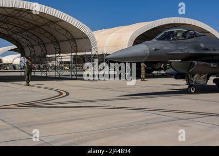 US Air National Guard Tech. Sgt. Cody Bowman, Leiter der Crew der 114. Aircraft Maintenance Squadron, begrüßt US Air National Guard LT. Col. Eric Cleveringa, Pilot, 114. Fighter Wing, während des WEA-Kurses 2-22 bei der Marine Corps Air Station Yuma, Arizona., 6. April 2022. WTI ist eine siebenwöchige Schulungsveranstaltung, die von Marine Aviation Weapons and Tactics Squadron One (MAWTS-1) veranstaltet wird. Sie bietet standardisierte fortgeschrittene taktische Schulungen und die Zertifizierung von Instruktorenqualifikationen, um die Ausbildung und Bereitschaft der Meeresluftfahrt zu unterstützen und hilft bei der Entwicklung und dem Einsatz der Luftfahrt Stockfoto