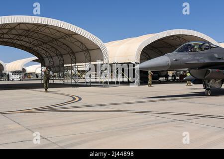 US Air National Guard Tech. Sgt. Cody Bowman, Leiter der Crew der 114. Aircraft Maintenance Squadron, begrüßt US Air National Guard LT. Col. Eric Cleveringa, Pilot, 114. Fighter Wing, während des WEA-Kurses 2-22 bei der Marine Corps Air Station Yuma, Arizona., 6. April 2022. WTI ist eine siebenwöchige Schulungsveranstaltung, die von Marine Aviation Weapons and Tactics Squadron One (MAWTS-1) veranstaltet wird. Sie bietet standardisierte fortgeschrittene taktische Schulungen und die Zertifizierung von Instruktorenqualifikationen, um die Ausbildung und Bereitschaft der Meeresluftfahrt zu unterstützen und hilft bei der Entwicklung und dem Einsatz der Luftfahrt Stockfoto