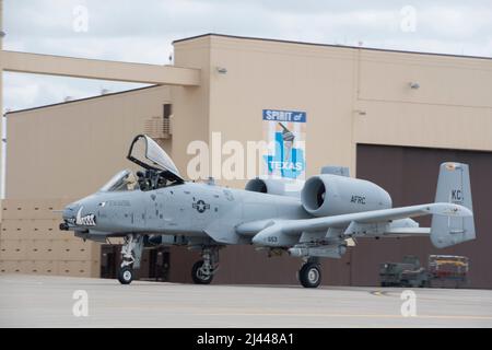 Ein Pilot hebt das Baldachin eines A-10C Thunderbolt II auf, während er während der Übung Agile Tiger auf der Whiteman Air Force Base, Missouri, 5. April 2022, auf die Start- und Landebahn rollt. Übung Agile Tiger war eine 509.-geführte Interoperabilitätsschulung, bei der die Fähigkeiten aktiver Dienst-, Wache- und Reservekräfte der US-Streitkräfte kombiniert und verfeinert wurden, um die Kampfbereitschaft zu gewährleisten. (USA Foto der Air National Guard von Airman 1. Class Kelly C. Ferguson) Stockfoto