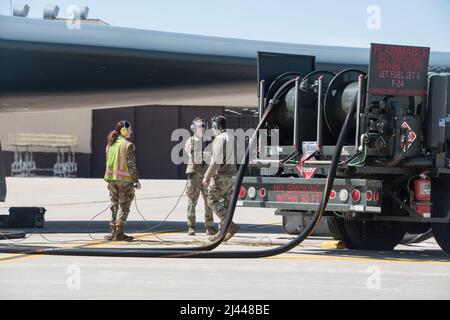 Mitglieder des 509. 4 Bomb Wing Aircraft Maintenance Squadron und 509. 2022 Logistics Readiness Squadron tanken während der Übung Agile Tiger auf der Whiteman Air Force Base, Missouri, einen B-2 Spirit Stealth-Bomber auf. Übung Agile Tiger war eine 509.-geführte Interoperabilitätsschulung, bei der die Fähigkeiten aktiver Dienst-, Wache- und Reservekräfte der US-Streitkräfte kombiniert und verfeinert wurden, um die Kampfbereitschaft zu gewährleisten. (USA Foto der Air National Guard von Airman 1. Class Kelly C. Ferguson) Stockfoto