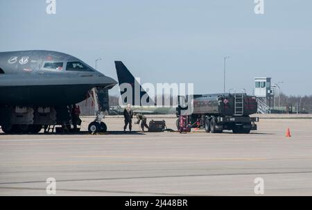 Mitglieder des 509. 4 Bomb Wing Aircraft Maintenance Squadron und 509. 2022 Logistics Readiness Squadron tanken während der Übung Agile Tiger auf der Whiteman Air Force Base, Missouri, einen B-2 Spirit Stealth-Bomber auf. Übung Agile Tiger war eine 509.-geführte Interoperabilitätsschulung, bei der die Fähigkeiten aktiver Dienst-, Wache- und Reservekräfte der US-Streitkräfte kombiniert und verfeinert wurden, um die Kampfbereitschaft zu gewährleisten. (USA Foto der Air National Guard von Airman 1. Class Kelly C. Ferguson) Stockfoto