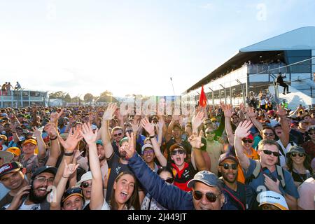 Melbourne, Australien. 10. April 2022. Die Menge auf der Hauptstrecke direkt nach dem Großen Preis von Australien 2022 auf der Rennstrecke des Albert Park Grand Prix (Foto: George Hitchens/SOPA Images/Sipa USA) Quelle: SIPA USA/Alamy Live News Stockfoto