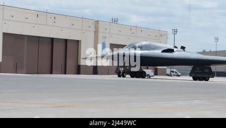 Ein B-2 Spirit besteuert während der Übung Agile Tiger auf der Whiteman Air Force Base, Missouri, am 5. April 2022. Übung Agile Tiger gibt uns die Möglichkeit, operative Unberechenbarkeit zu üben und gleichzeitig unseren Partnern und Alliierten zu versichern, dass wir bereit sind, jederzeit und überall Atomoperationen und globale Streiks durchzuführen. (USA Luftwaffe Foto von Airman 1. Klasse Bryson Britt) Stockfoto