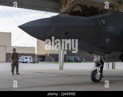 Ein dem 421. Fighter Generation Squadron zugewiesener Crewchef inspiziert während der Übung Agile Tiger am 5. April 2022 einen F-35A Lightning II. Übung Agile Tiger gibt uns die Möglichkeit, operative Unberechenbarkeit zu üben und gleichzeitig unseren Partnern und Alliierten zu versichern, dass wir bereit sind, jederzeit und überall Atomoperationen und globale Streiks durchzuführen. (USA Luftwaffe Foto von Airman 1. Klasse Bryson Britt) Stockfoto