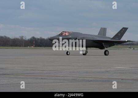 Ein F-35A Lightning II taxiert im Rahmen der Übung Agile Tiger auf der Whiteman Air Force Base, Missouri, am 4. April 2022. Exercise Agile Tiger wurde entwickelt, um unsere Fähigkeit zur Kommunikation, Zusammenarbeit und Zusammenarbeit mit unseren gemeinsamen Service-Partnern zu verbessern. (USA Luftwaffe Foto von Airman 1. Klasse Bryson Britt) Stockfoto