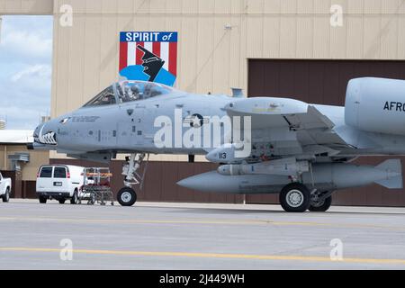 Ein A-10 Thunderbolt taxiert während der Übung Agile Tiger auf der Whiteman Air Force Base, Missouri, am 5. April 2022 an einem B-2 Spirit vorbei. Übung Agile Tiger gibt uns die Möglichkeit, operative Unberechenbarkeit zu üben und gleichzeitig unseren Partnern und Alliierten zu versichern, dass wir bereit sind, jederzeit und überall Atomoperationen und globale Streiks durchzuführen. (USA Luftwaffe Foto von Airman 1. Klasse Bryson Britt) Stockfoto