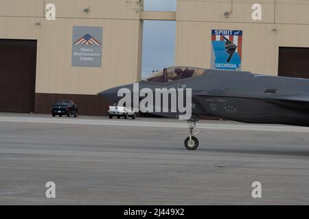 Ein F-35A Lightning II taxiert im Rahmen der Übung Agile Tiger auf der Whiteman Air Force Base, Missouri, am 4. April 2022. Exercise Agile Tiger wurde entwickelt, um unsere Fähigkeit zur Kommunikation, Zusammenarbeit und Zusammenarbeit mit unseren gemeinsamen Service-Partnern zu verbessern. (USA Luftwaffe Foto von Airman 1. Klasse Bryson Britt) Stockfoto