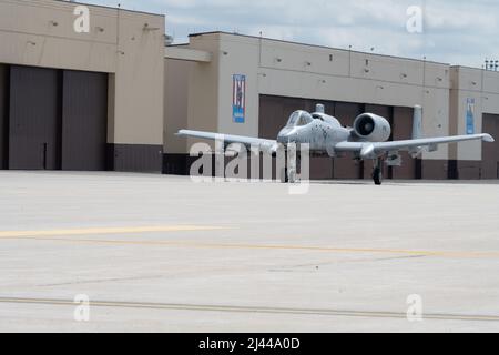 Ein A-10 Thunderbolt taxiert während der Übung Agile Tiger auf der Whiteman Air Force Base, Missouri, am 5. April 2022 an einem B-2 Spirit vorbei. Übung Agile Tiger gibt uns die Möglichkeit, operative Unberechenbarkeit zu üben und gleichzeitig unseren Partnern und Alliierten zu versichern, dass wir bereit sind, jederzeit und überall Atomoperationen und globale Streiks durchzuführen. (USA Luftwaffe Foto von Airman 1. Klasse Bryson Britt) Stockfoto