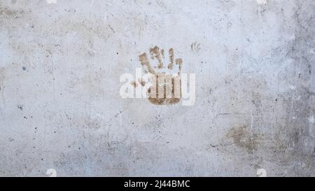 Einhanddruck auf alter Zementwand im Freien. Abstrakte Grunge Hintergrundtextur. Speicherplatz Kopieren Stockfoto