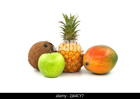 Auswahl an frischen, gesunden Früchten, darunter Ananas, Mango, Apfel und Kokosnuss, isoliert auf weißem Hintergrund Stockfoto