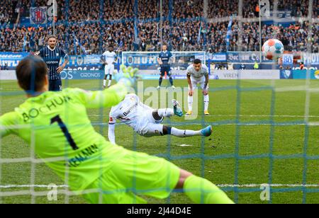 Elfmeter von Moussa DIABY (LEV), er rutscht und das Tor zählt wegen des Doppelstreichels nicht, gegen Torwart Manuel RIEMANN (BO), Action, Fußball 1. Bundesliga, 29. Spieltag, VfL Bochum (BO) - Bayer 04 Leverkusen ( LEV) 0: 0, am 10.. März 2022 in Bochum/Deutschland. #Die DFL-Vorschriften verbieten die Verwendung von Fotos als Bildsequenzen und/oder quasi-Video # Â Stockfoto