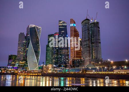 Moscow City International Business Center Wolkenkratzer mit Panoramafenstern und Nachtblick. Moskau-Stadt bei Nacht. Lichter werden im ri reflektiert Stockfoto