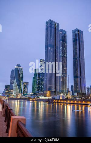 Moscow City International Business Center Wolkenkratzer mit Panoramafenstern und Nachtblick. Moskau-Stadt bei Nacht. Lichter werden im ri reflektiert Stockfoto