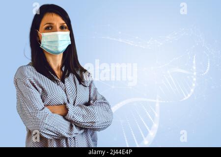 Porträt der erwachsenen Frau trägt Schutzmaske. Medizinischer Hintergrund, Patient Vertrauen. Gesundheitswesen Notfall medizinischen Service und Chirurgie oder Gastfreundschaft Stockfoto