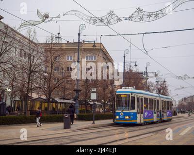 Straßenbahn auf der zentralen Straße in Debrecen Stockfoto