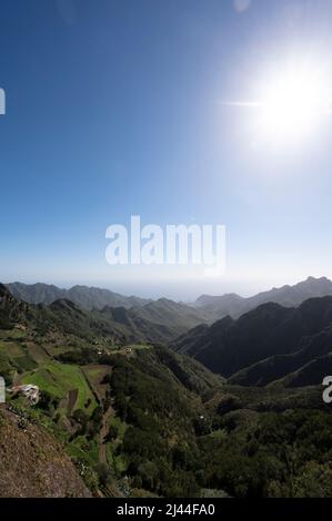 Panoramablick auf die grünen Berge des Anaga Nationalparks, nördlich von Teneriffa, Kanarische Inseln, Spanien im Winter Stockfoto