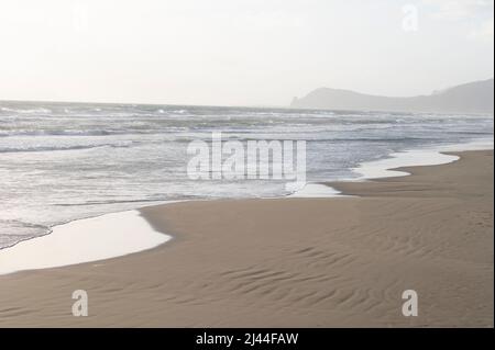 Luftaufnahme auf Sandstrand und Küste des Tyrrhenischen Meeres zwischen zwei touristischen Städten Sperlonga und Terracina in Latium, Italien im Herbst Stockfoto