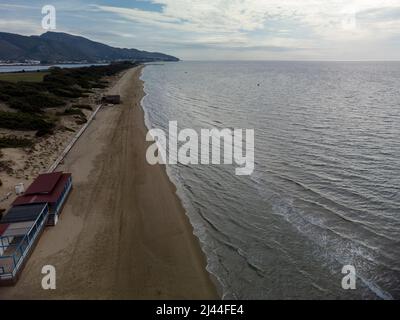 Luftaufnahme auf Sandstrand und Küste des Tyrrhenischen Meeres zwischen zwei touristischen Städten Sperlonga und Terracina in Latium, Italien im Herbst Stockfoto