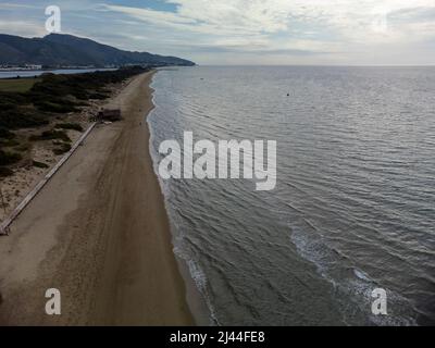 Luftaufnahme auf Sandstrand und Küste des Tyrrhenischen Meeres zwischen zwei touristischen Städten Sperlonga und Terracina in Latium, Italien im Herbst Stockfoto
