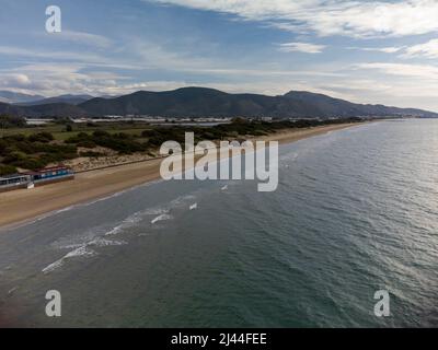 Luftaufnahme auf Sandstrand und Küste des Tyrrhenischen Meeres zwischen zwei touristischen Städten Sperlonga und Terracina in Latium, Italien im Herbst Stockfoto