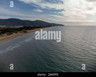 Luftaufnahme auf Sandstrand und Küste des Tyrrhenischen Meeres zwischen zwei touristischen Städten Sperlonga und Terracina in Latium, Italien im Herbst Stockfoto